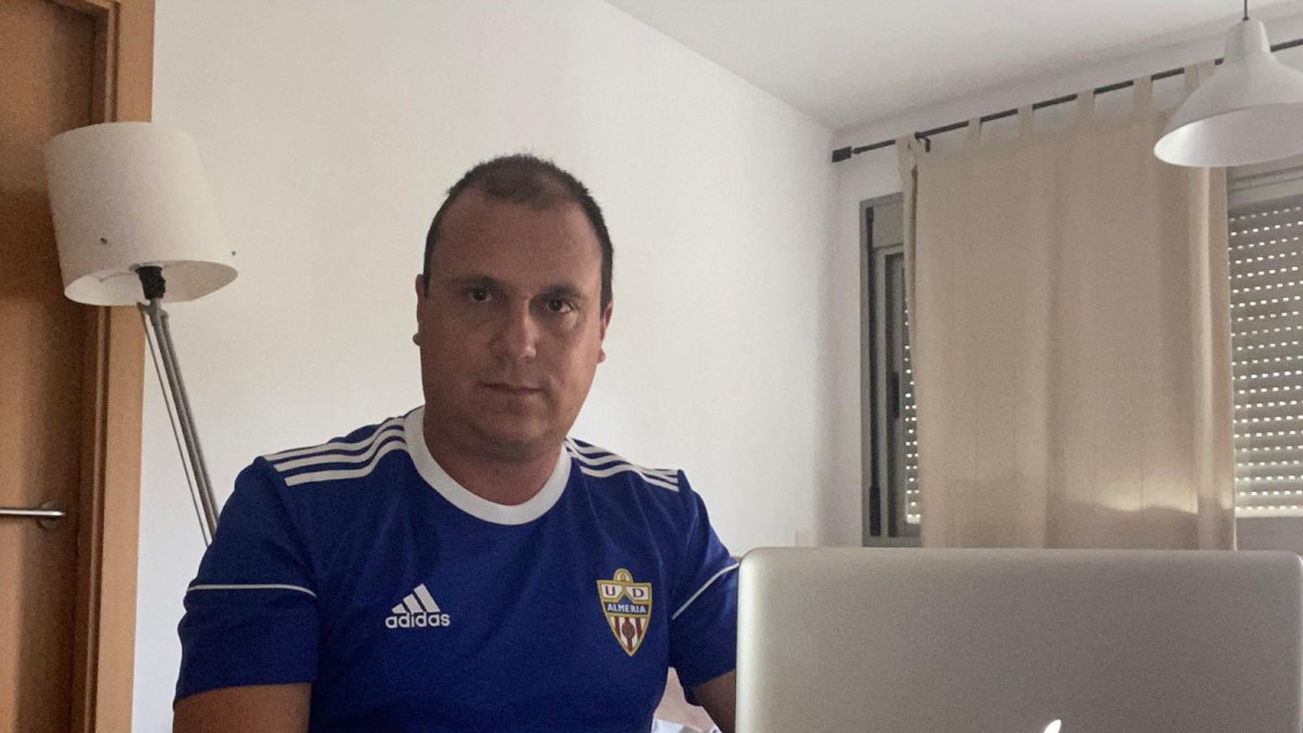 Alberto Lasarte trabajando en casa durante el confinamiento.