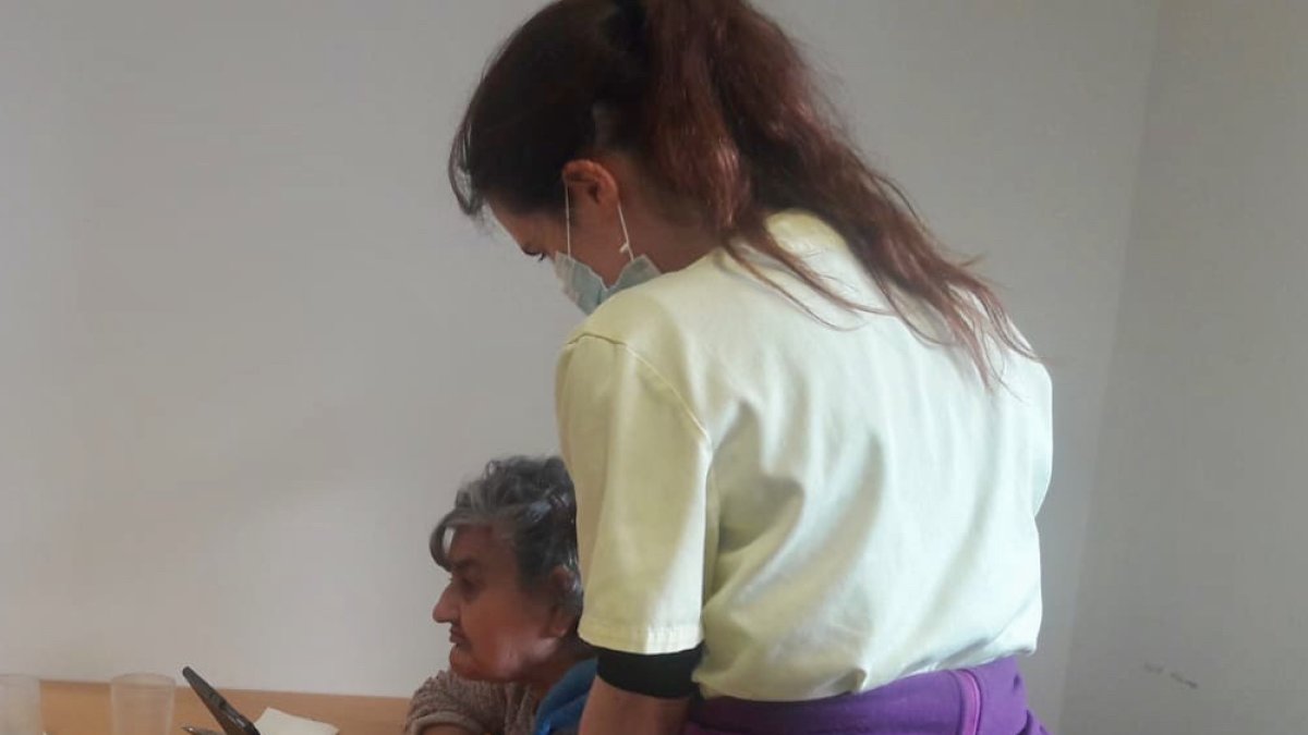Residente hablando con familiares a través de una tablet.