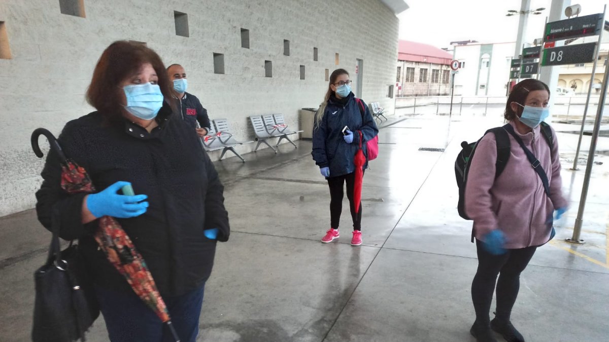 Un grupo de ciudadanos espera la llegada de un autobús en la Estación Intermodal de Almería.