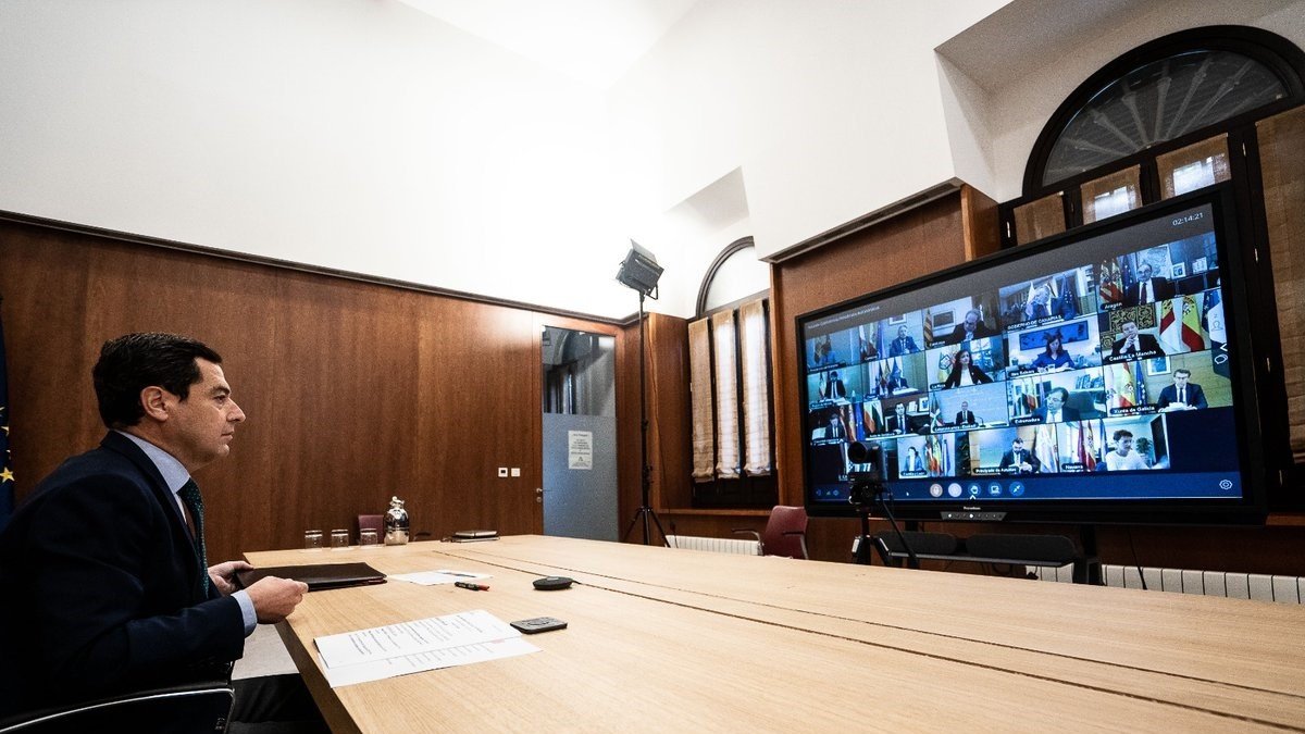 Juanma Moreno, durante un encuentro telemático con presidentes autonómicos.