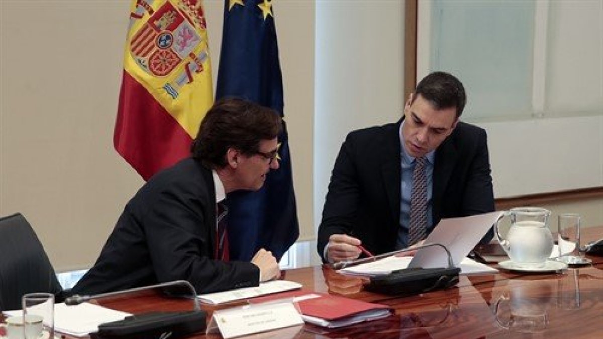 El presidente Pedro Sánchez junto al ministro de Sanidad, Salvador Illa.
