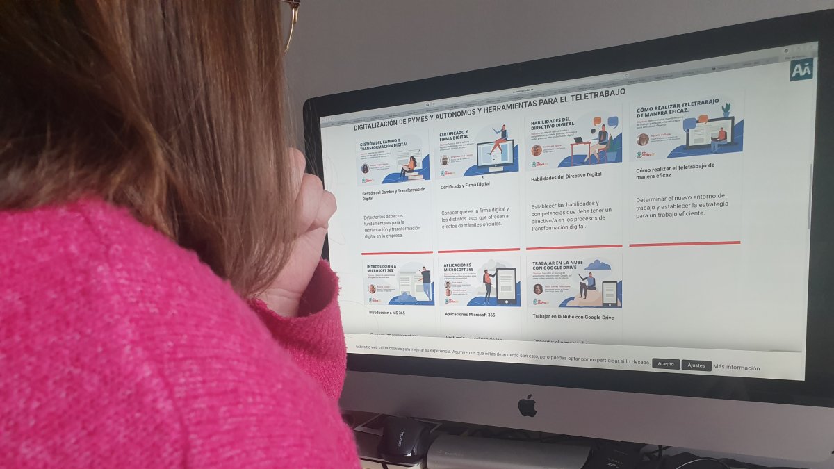 Una usuaria visitando la web de Almería ciudad, donde se encuentran las ofertas.