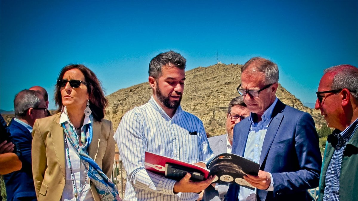 Los responsables de Monumenta, Lola Miralles y Gerardo Úbeda, junto al exministro de Cultura, José Guirao.
