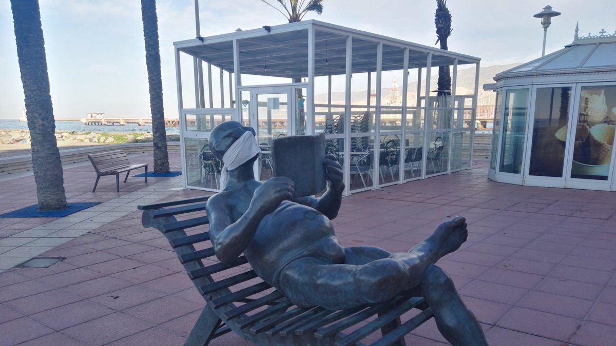 El bañista del Paseo Marítimo ya usa mascarilla.