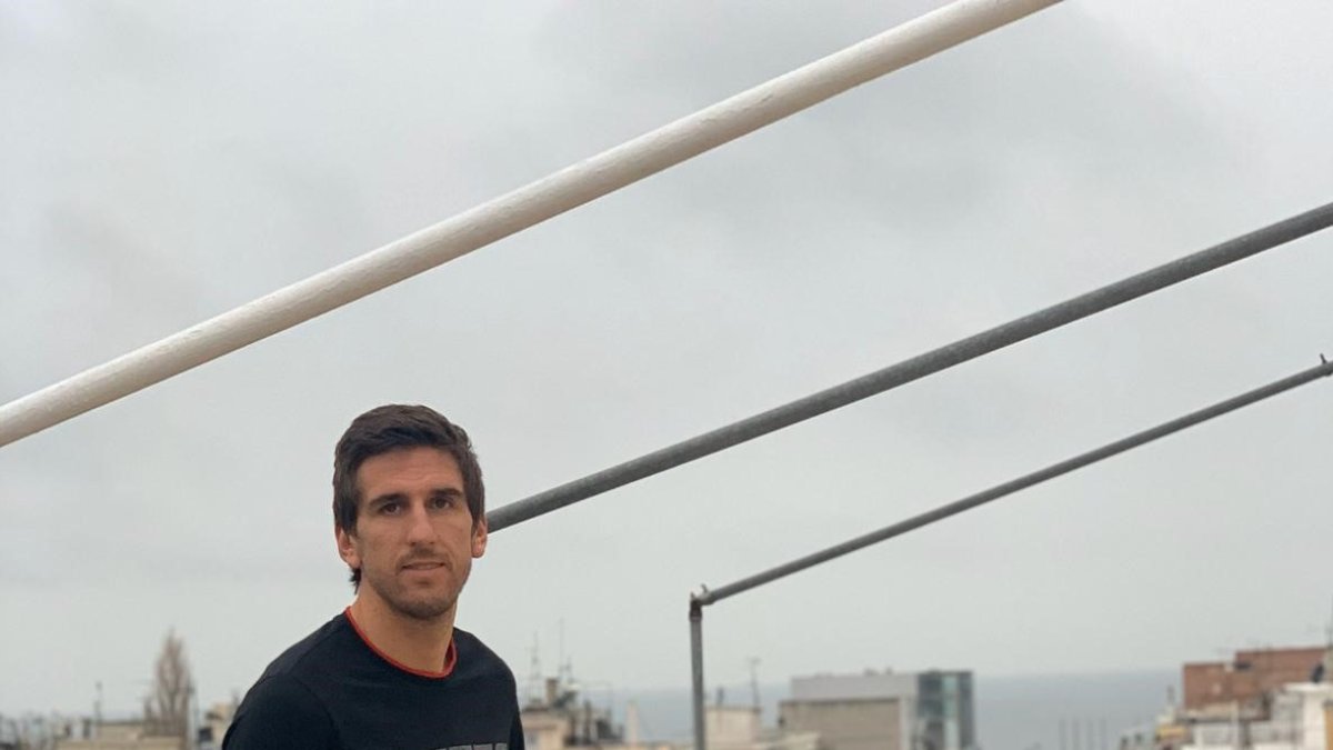 Julián en la terraza de su casa en Tesalónica.