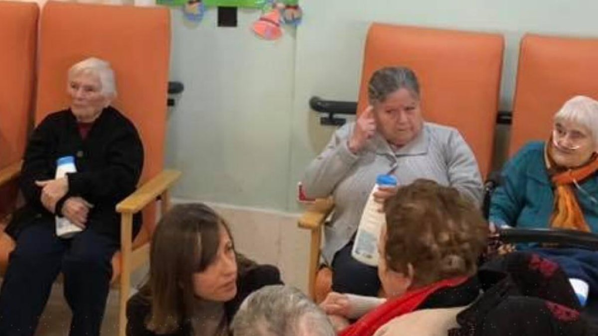 Imagen de archivo de una visita anterior de la alcaldesa a la residencia.