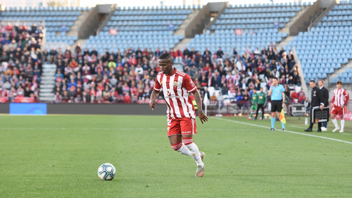 El brasileño en un partido en el Mediterráneo.
