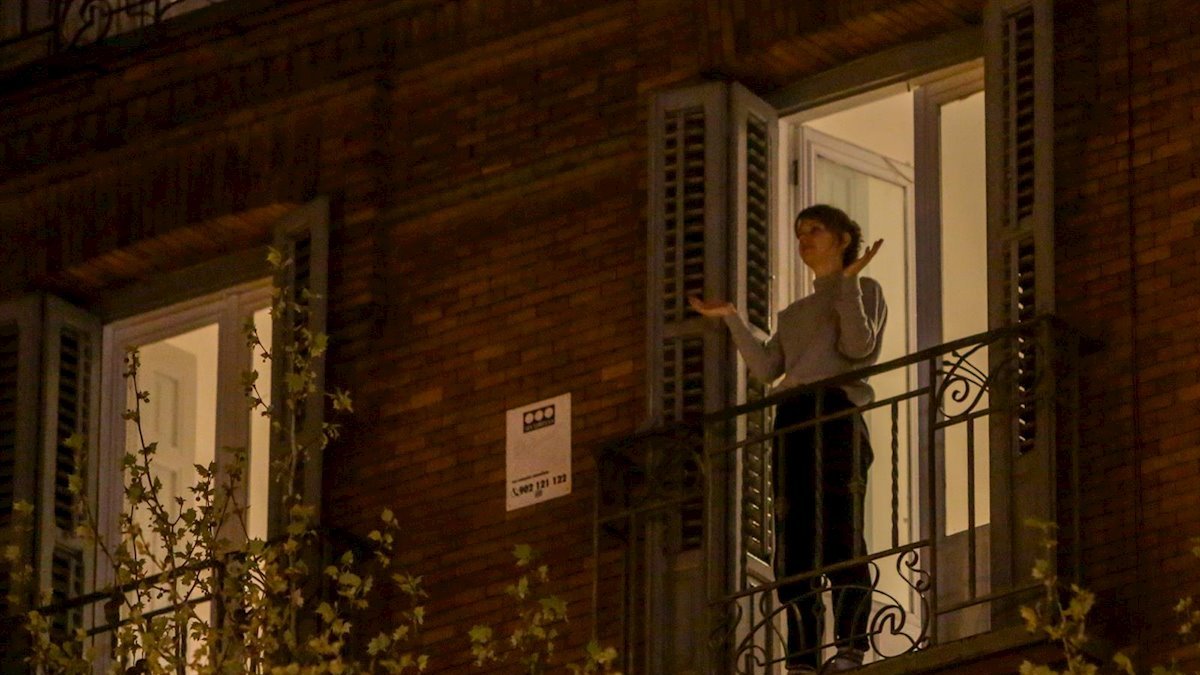 Salir al balcón a aplaudir no es posible para todos los españoles.