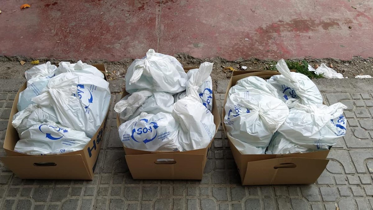 La asociación también colabora entregando alimentos a familias con pocos recursos.