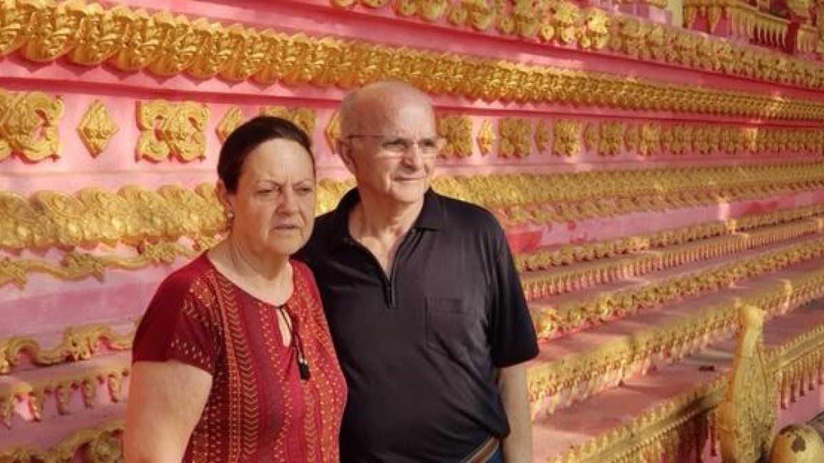 Juan Oliver (derecha) durante su estancia -ahora obligada- en Laos.