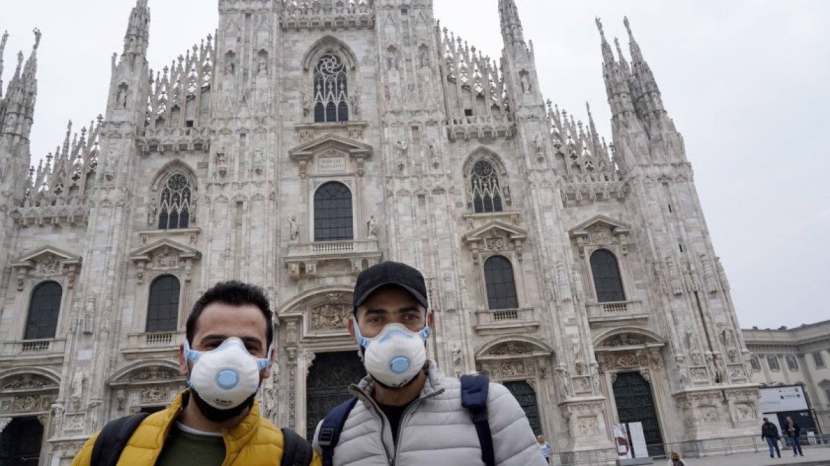 Dos turistas se protegían en febrero con mascarillas ante la Catedral de Milán.