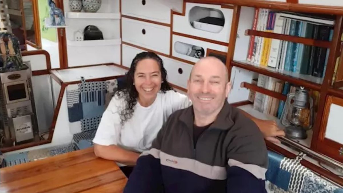 La pareja argentina que permanece confinada en su velero en Almerimar.