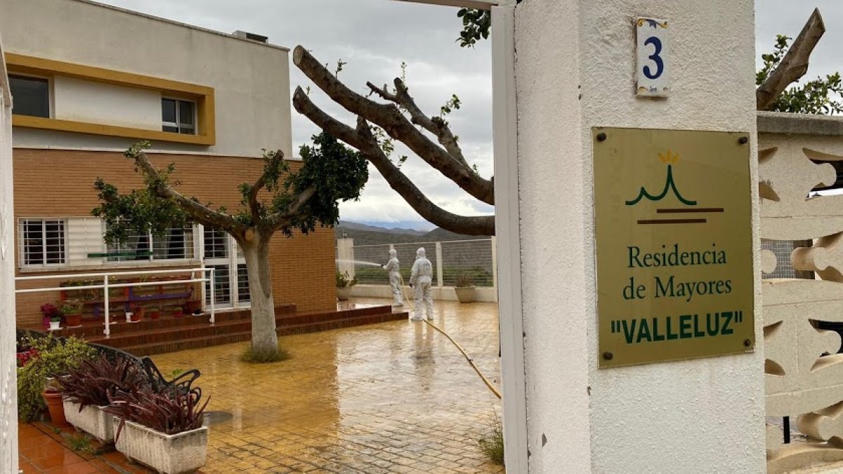 Labores de desinfección en la residencia de mayores Valleluz de Íllar por parte de la UME.