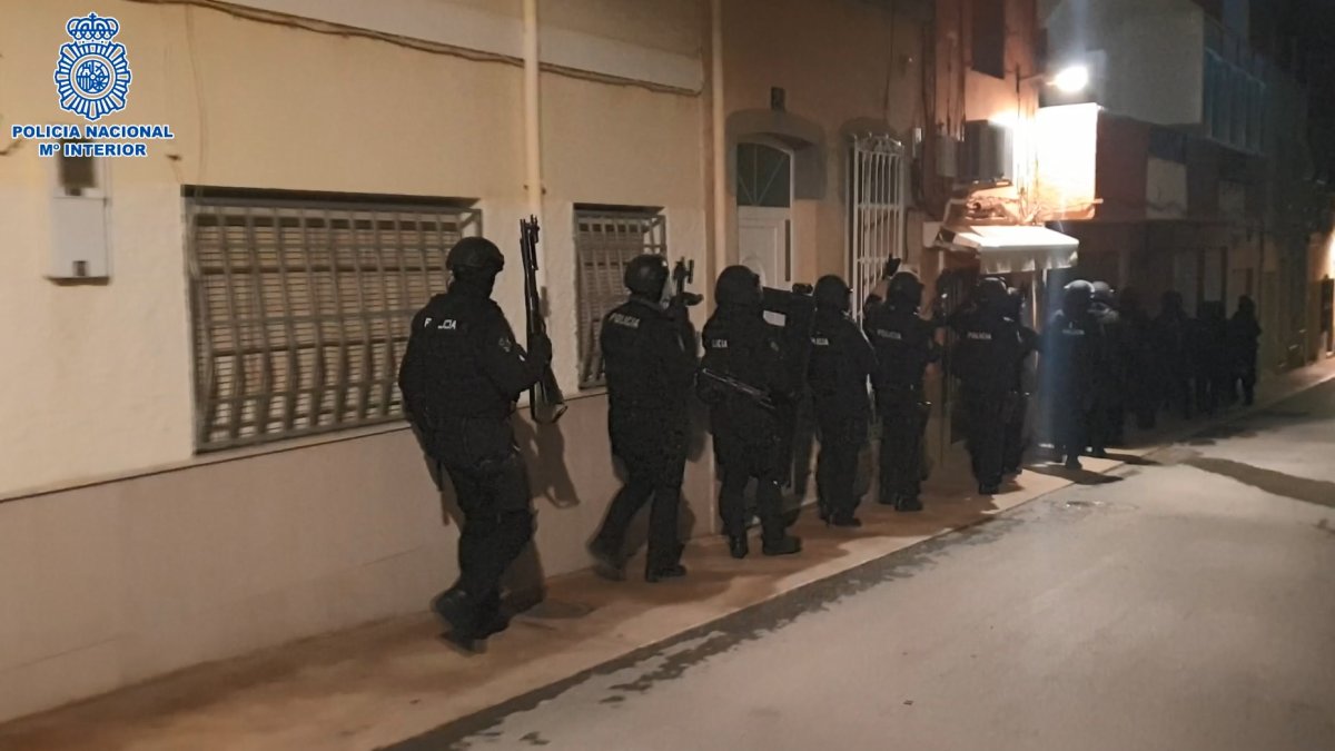 Despliegue de la Policía Nacional en la calle Cádiz