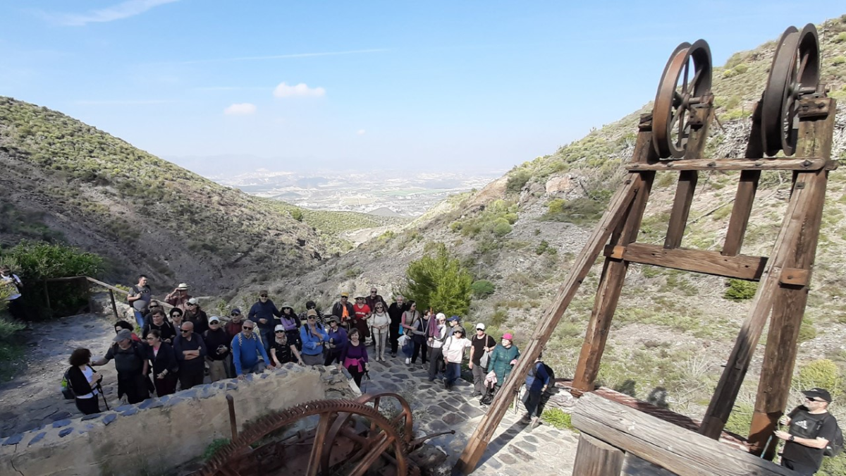 Amigos de la Alcazaba, durante una excursión a la zona, junto a la máquina de vapor.