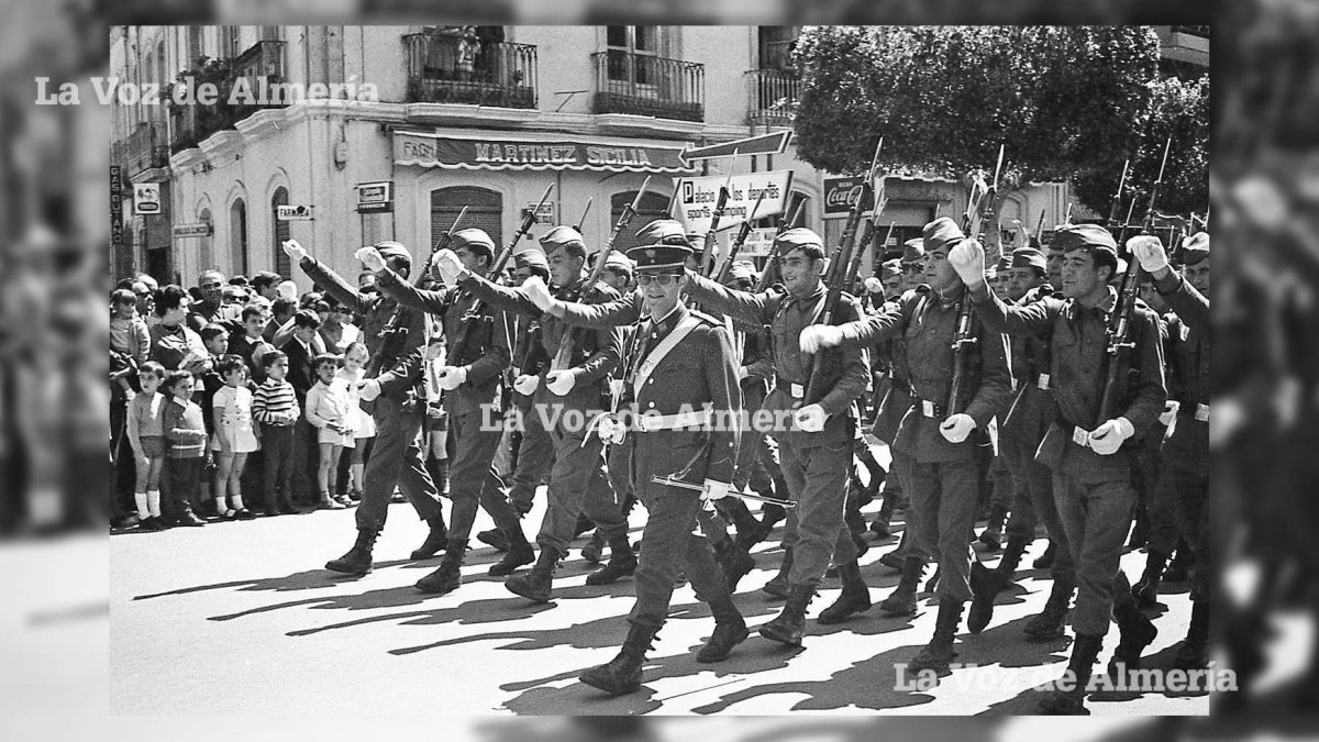 Reclutas del remplazo de 1967 desfilando por el Paseo de Almería el Domingo de Ramos de 1968. Al frente, el alférez llamado Fausto Romero Mihura.