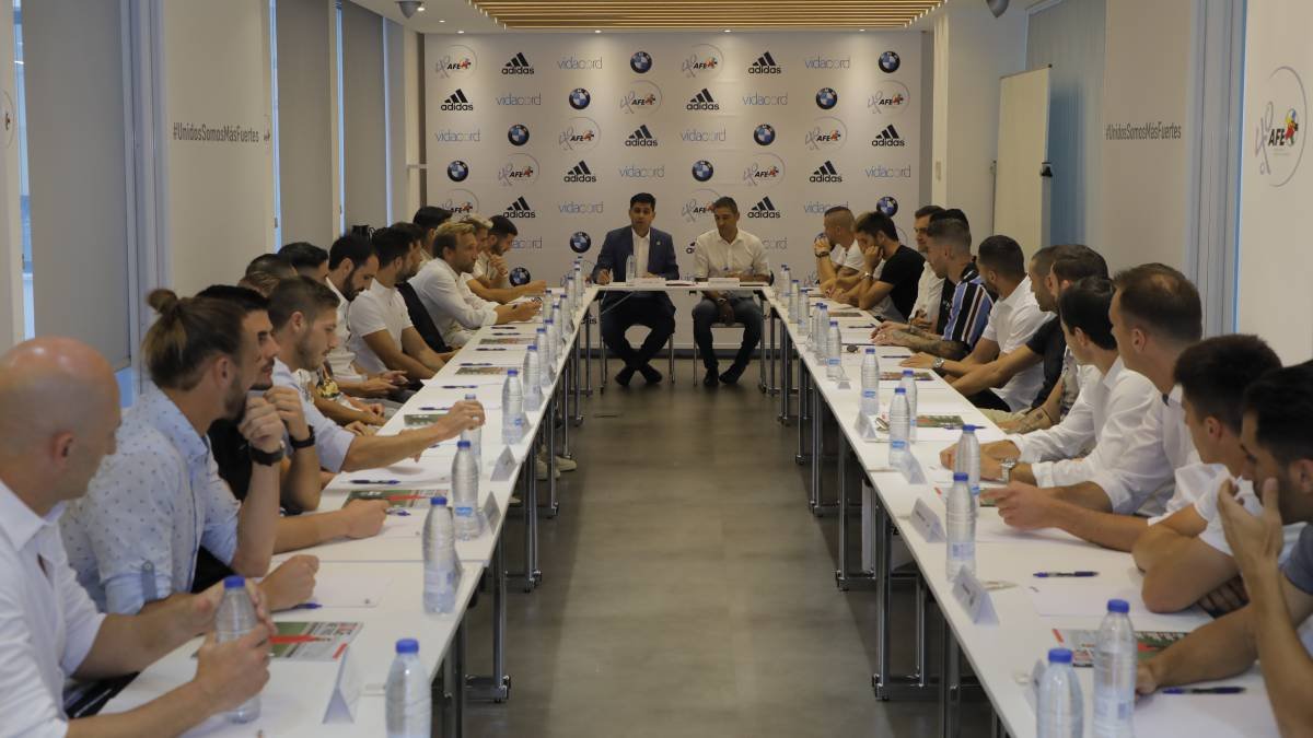 Los futbolistas sólo escucharán a Sanidad: \