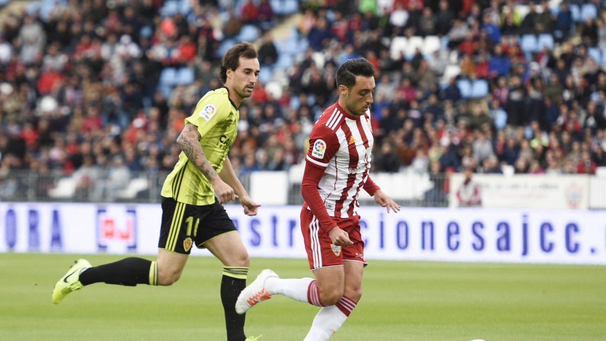 Aguza en una jugada del partido del Almería en casa ante el Zaragoza.