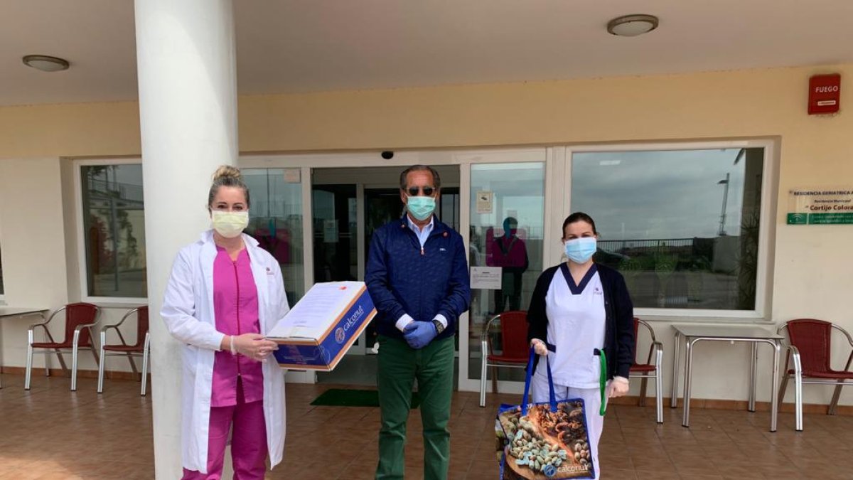 También colaboran con fuerzas de seguridad y residencias de mayores.