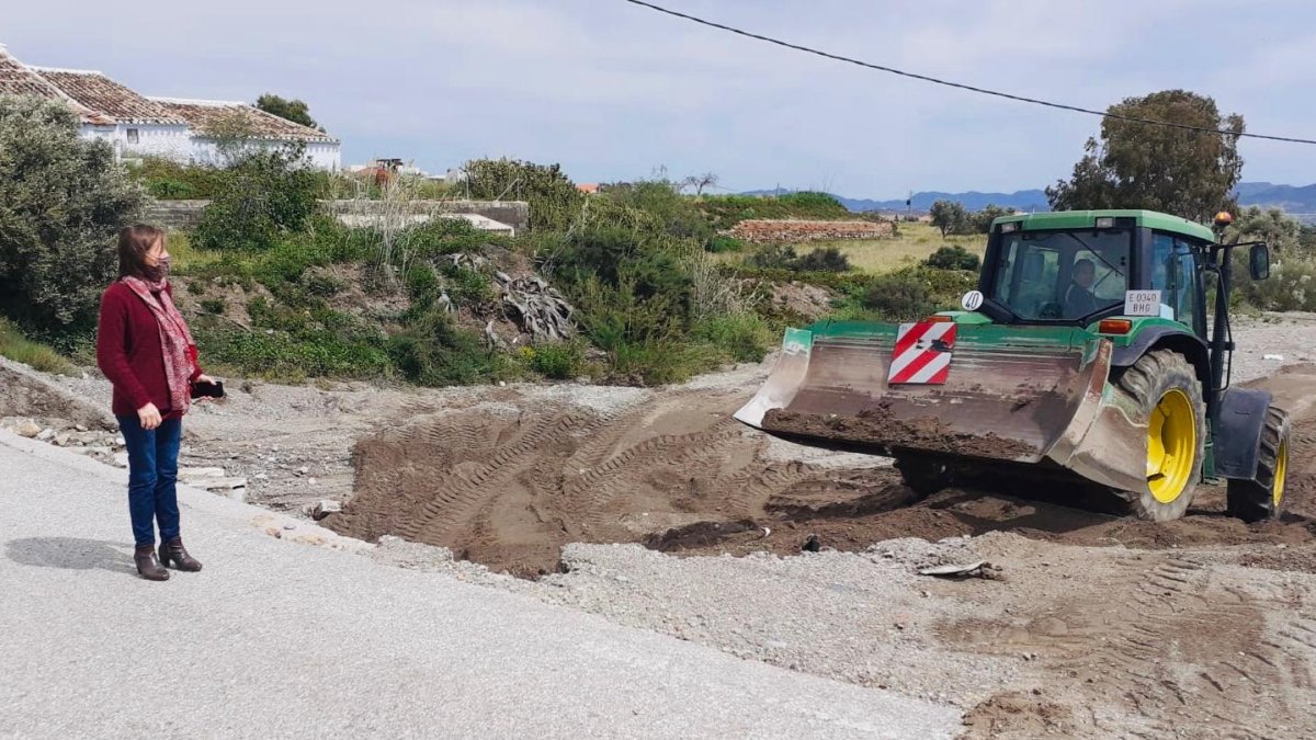 La alcaldesa supervisando los trabajos.