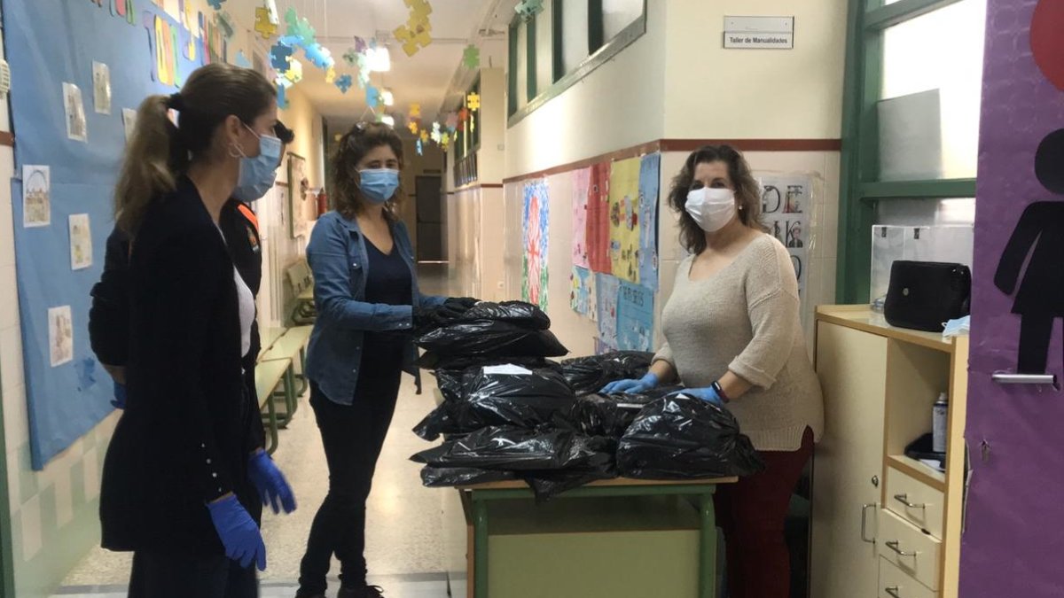 Preparación del material en uno de los centros educativos.