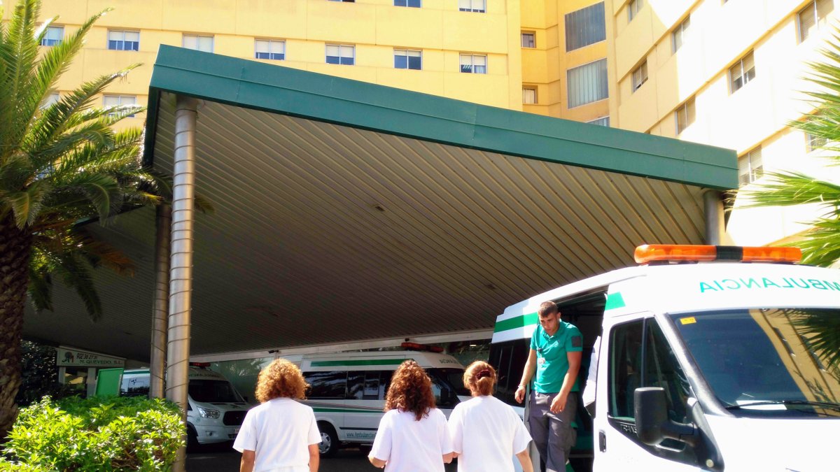 Profesionales sanitarios en la entrada de Torrecárdenas.