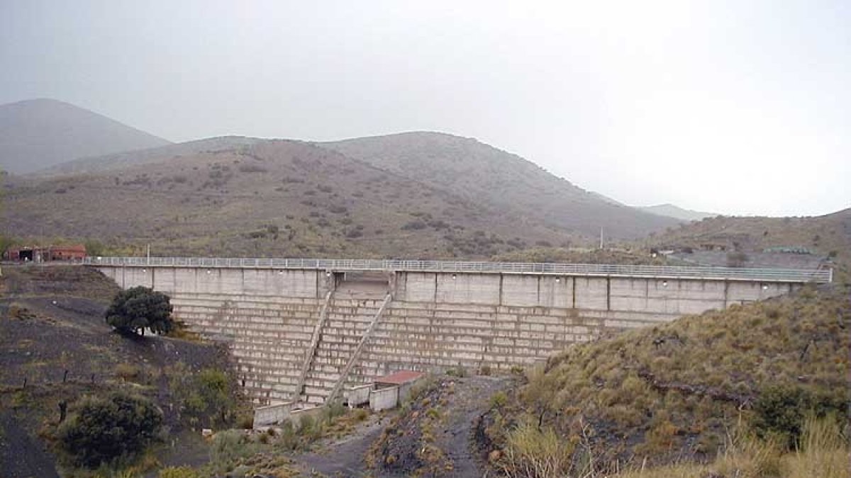 Imagen  de la vertiente de desagüe de la presa de Castañar en Fiñana.