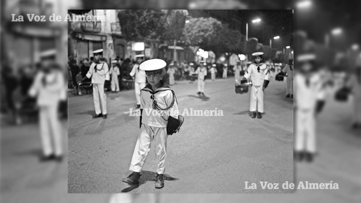 Banda de cornetas y tambores de los Flechas Navales desfilando con la hermandad de Estudiantes en 1967.