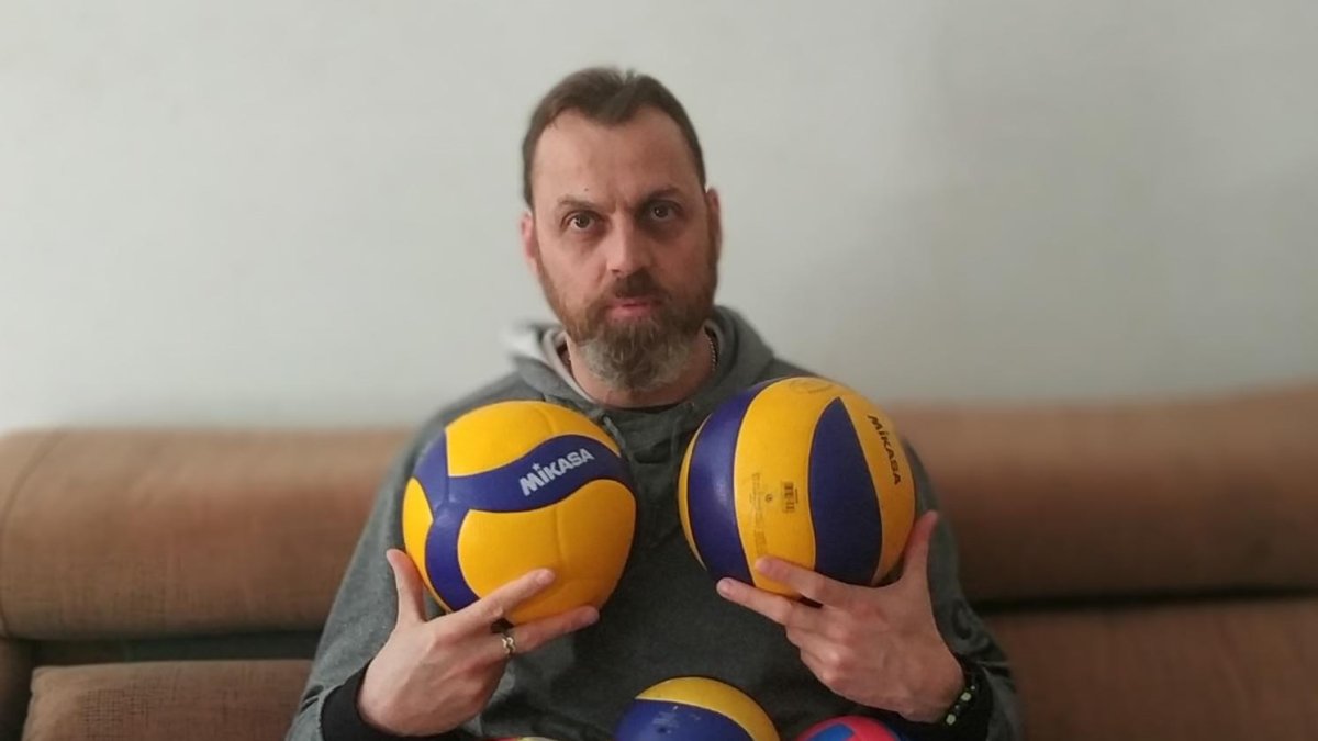 Carlos Carreño, rodeado de balones en casa.