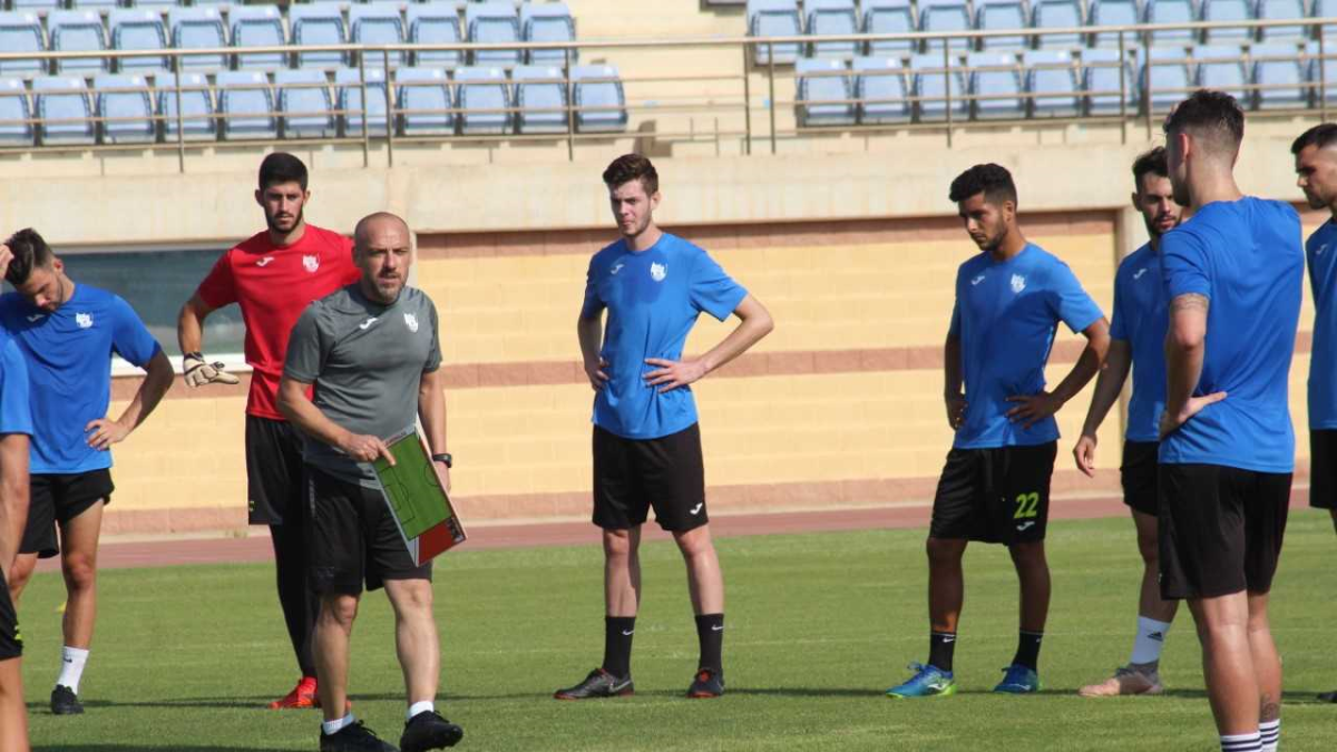 David Cabello en la pretemporada dirigiendo a sus hombres.