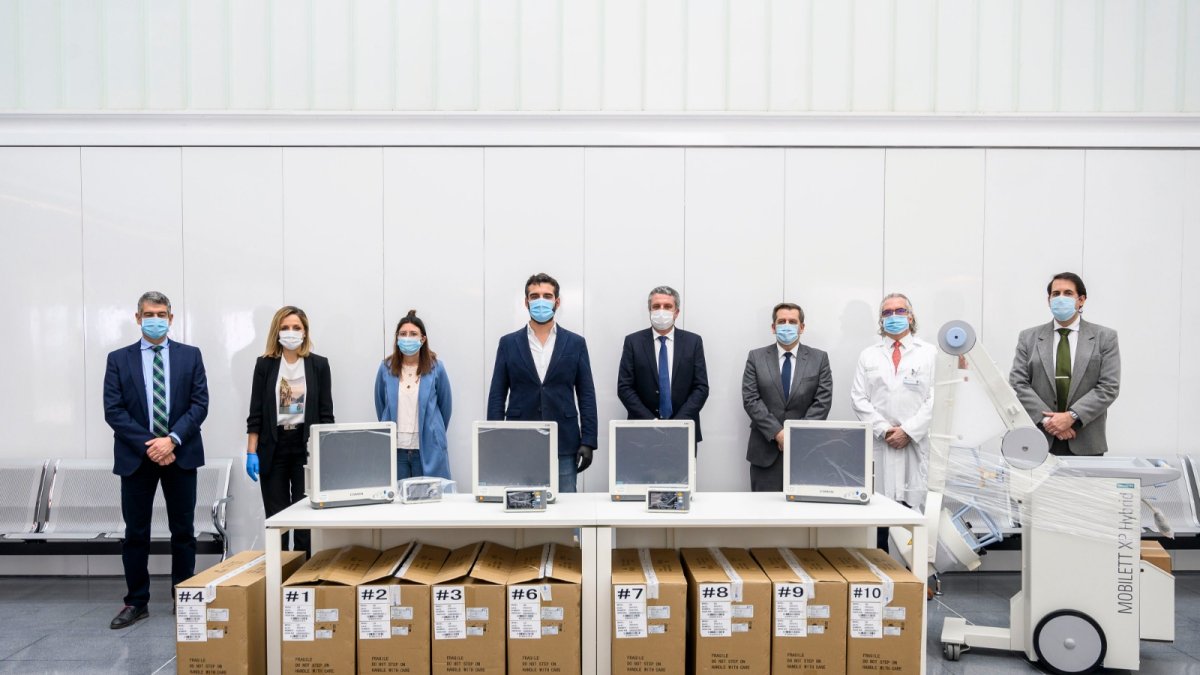 Foto de familia en la entrega de material a los médicos.