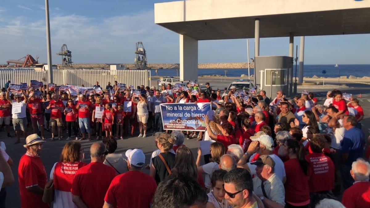 Concentración en contra de la carga de mineral de hierro en el puerto de Carboneras el pasado verano.