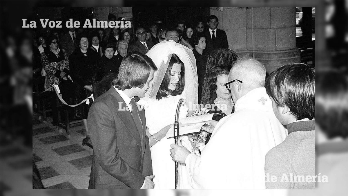 El periodista almeriense José Ángel Pérez exhibiendo una cuidada melena el día de su boda.