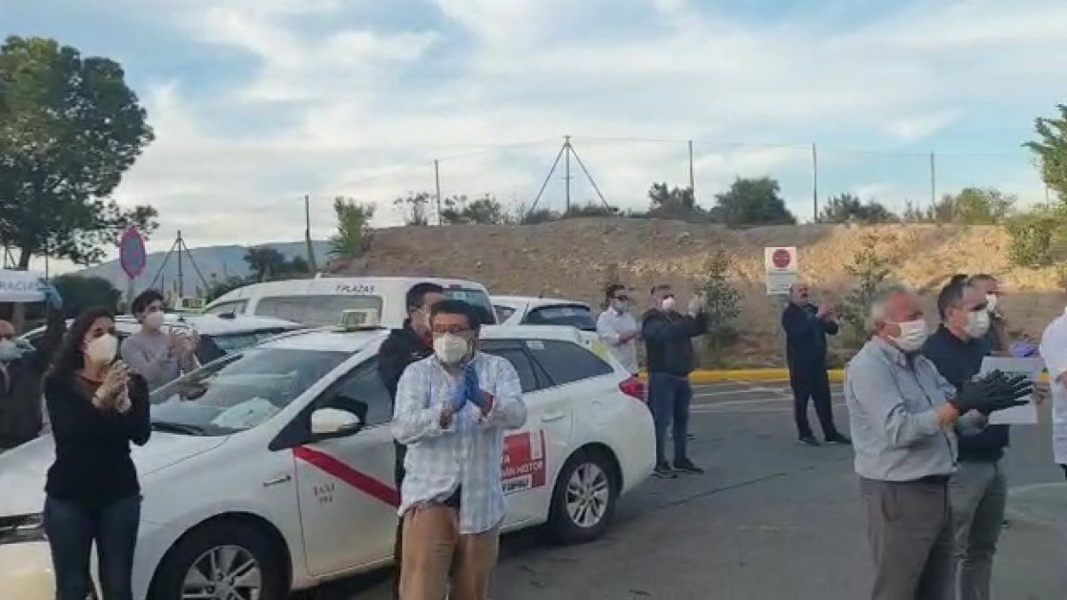 Aplausos de los taxistas a las puertas del Hospital Universitario Torrecárdenas.