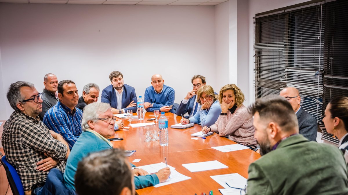 El concejal Francisco Gutiérrez reunido con varios responsables municipales.