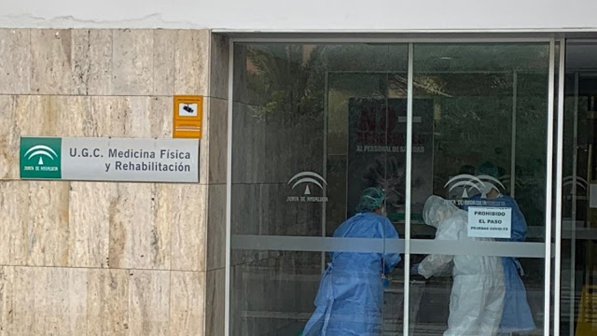 Sanitarios de la Bola Azul recogiendo muestras.