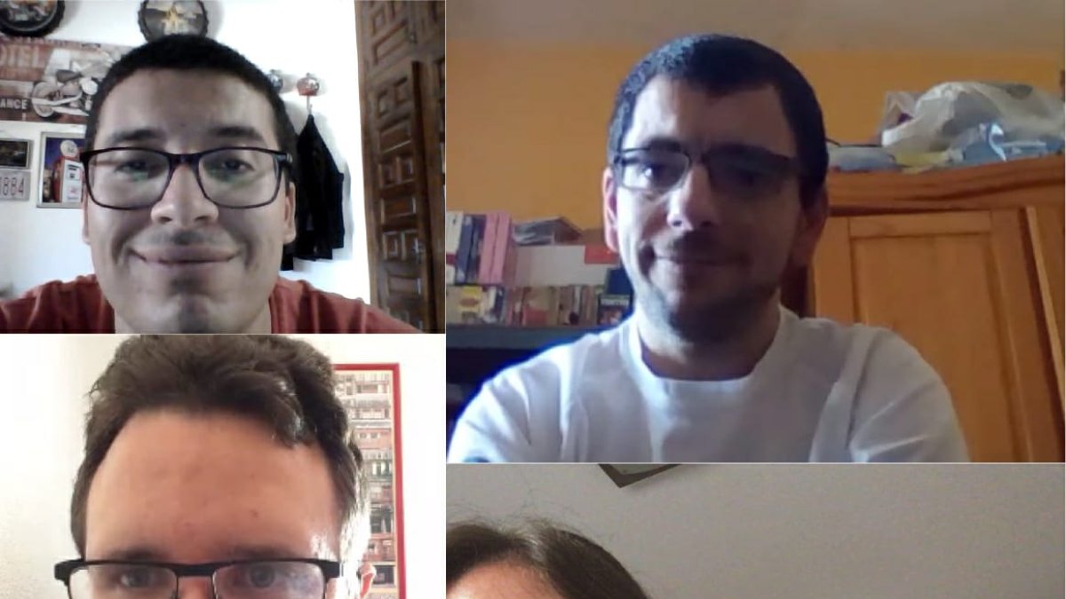 Usuarios y trabajadora social de Asperger Almería, en otro momento de las sesiones