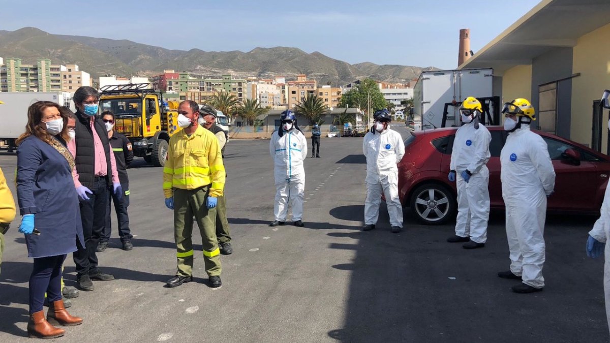 Carmen Crespo inspecciona las instalaciones desinfectadas junto a personal del Plan Infoca.