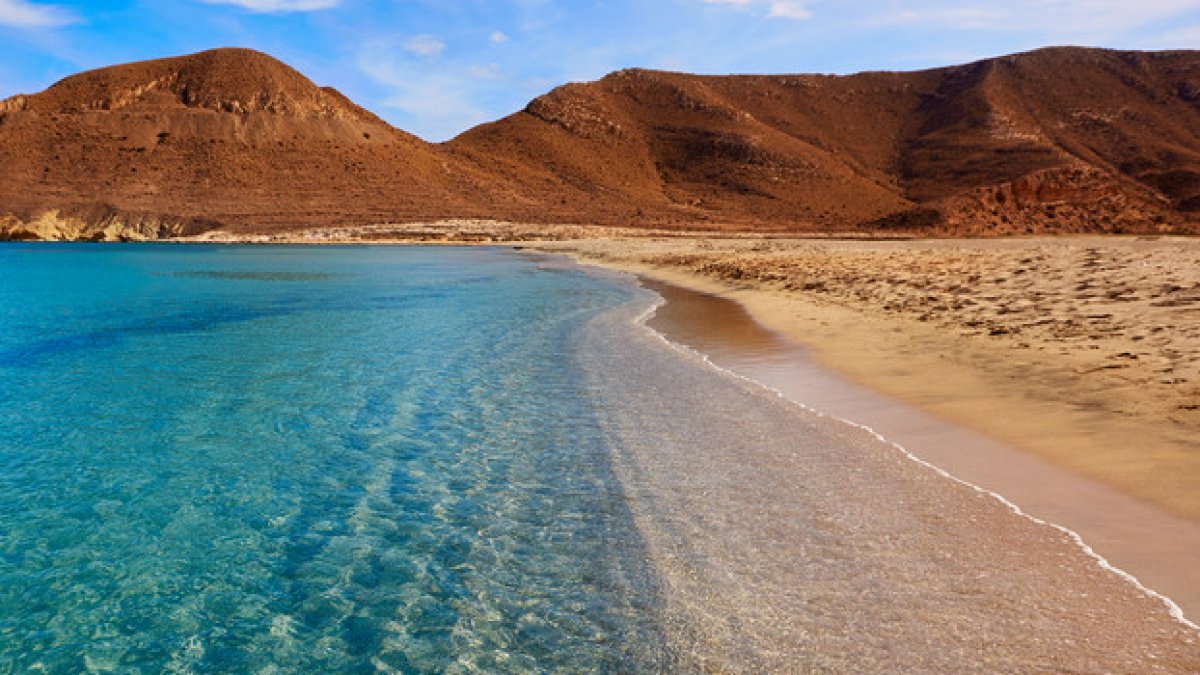 Las playas de Almería se preparan para su posible reapertura a la espera de que el Gobierno defina protocolos.
