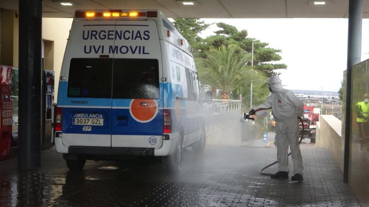 Desinfección de ambulancias en un hospital de la provincia.