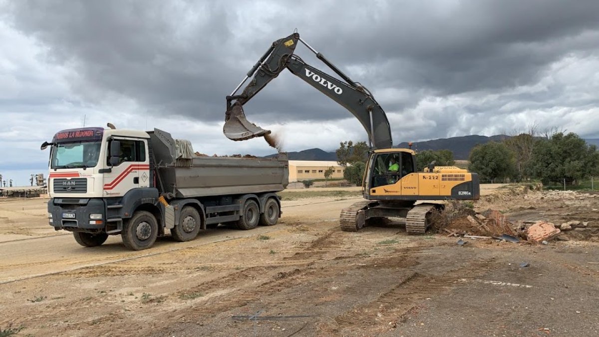 Obras de una pista de atletismo en la base de la Legión, financiadas por Diputación.