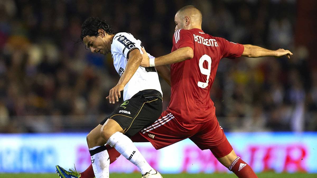 Tino Costa y Karim Benzema en un partido en Mestalla.