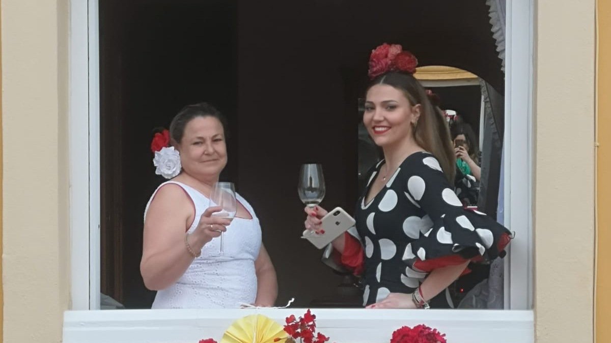 Ana López en los balcones de la calle Córdoba, en la barriada de La Curva en Adra