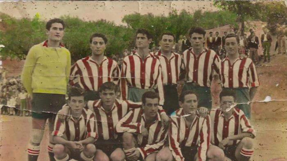 Pedro Pastor posando con el balón en una formación del Atléti de los cincuenta.