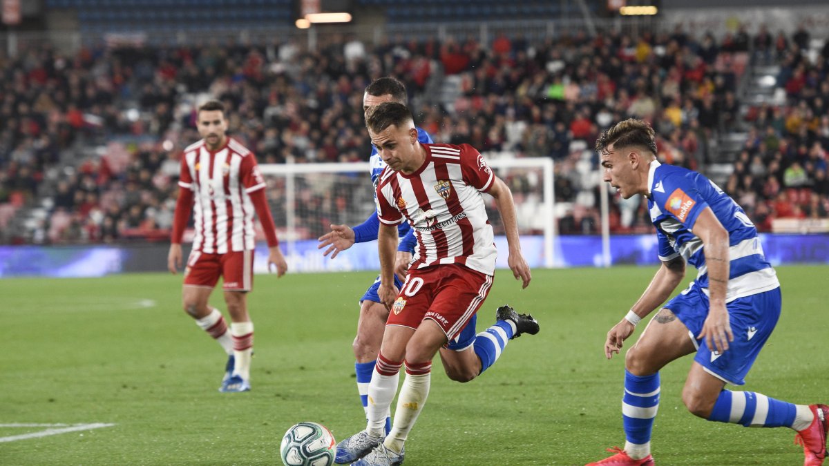 Fran Villalba en el partido Almería-Deportivo.