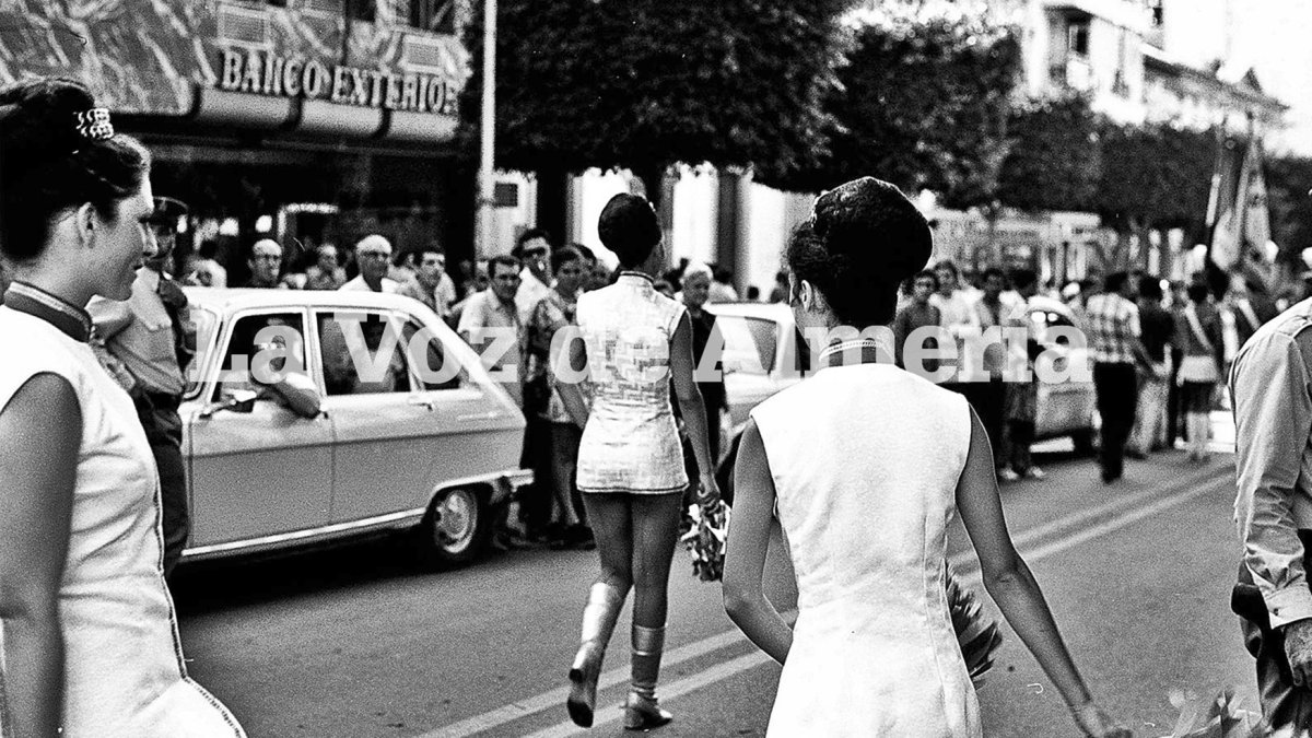Las majorettes francesas nos enseñaron un nuevo modelo de minifalda en 1972.