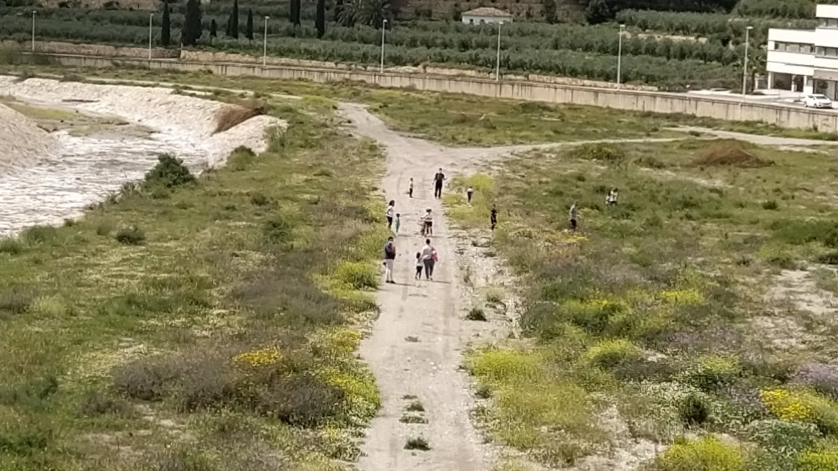 Fotografía en la que aparece Juan Pedro Pérez junto a la que supuestamente es su mujer y su hija.