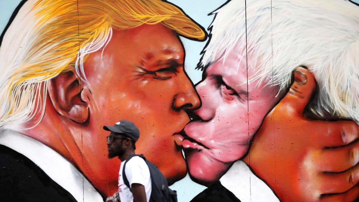 Trump y Johnson se besan, en el mural pintado en Bristol por los grafiteros Felix Braun y Jack Dones (Peter Nicholls / Reuters)