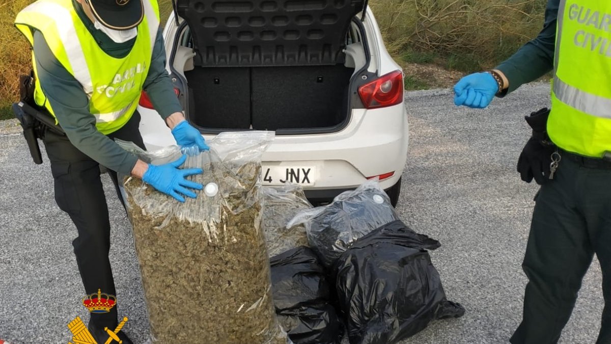 Bolsa de cogollos envasados y hallados en un control del coronavirus en la A92 por la Guardia Civil