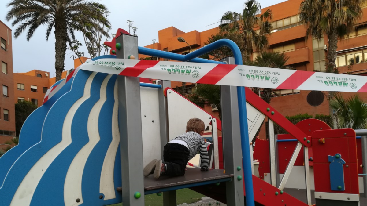 Fotografía tomada con el móvil el día que precintaron los parques.